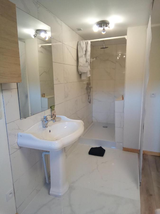 Logement de charme Coinches Extérieur photo